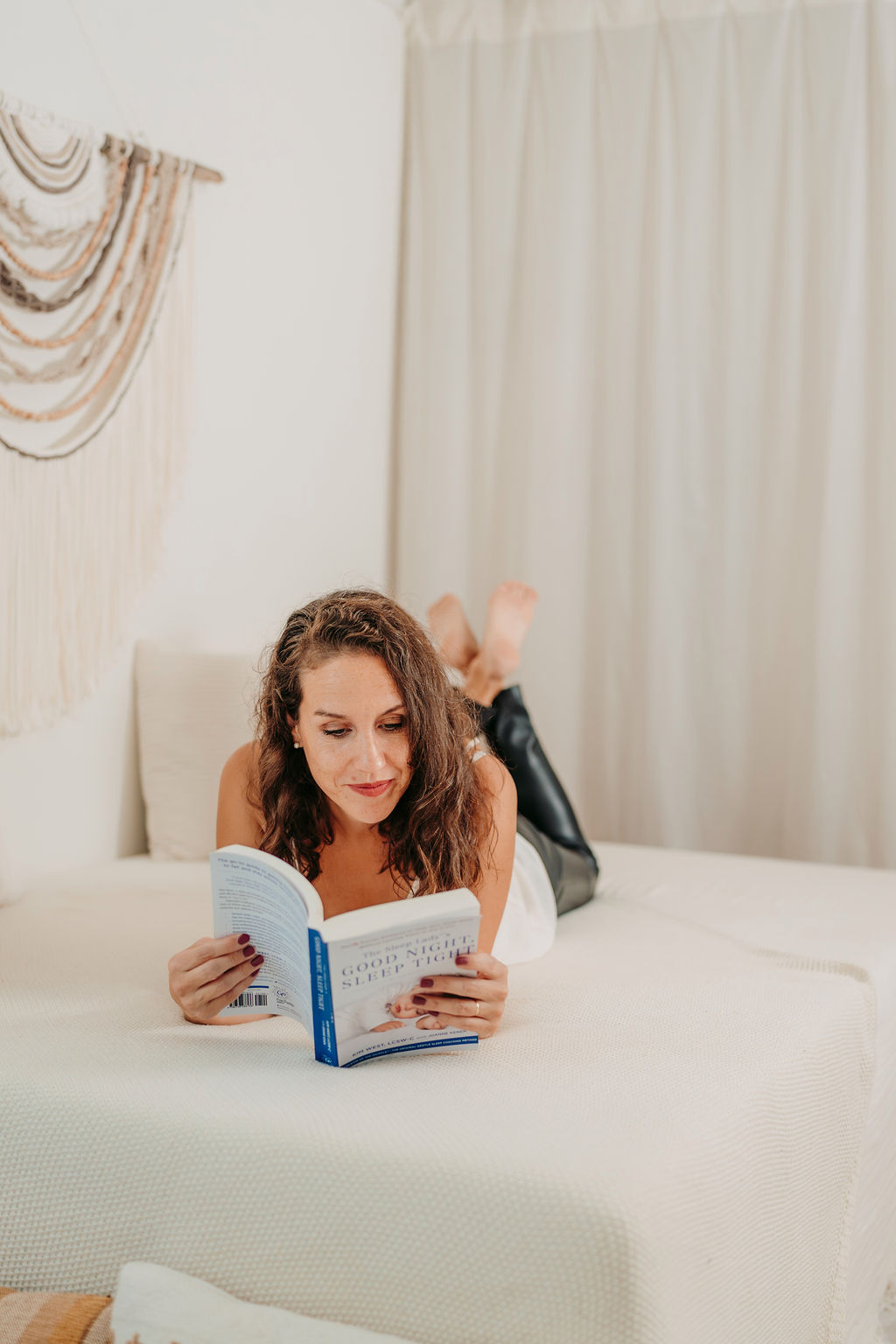Mutter liest abends im Bett